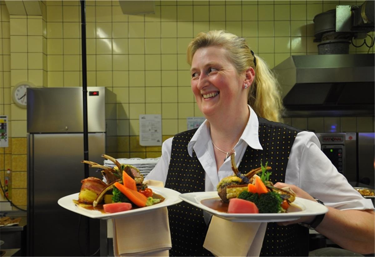 Der Run auf die Restaurants bleibt aus Regina Modro vom Landhaus Tettens muss, wie viele andere Gaststättenbetreiber auch, feststellen, dass zurzeit nicht kostendeckend gearbeitet werden kann.