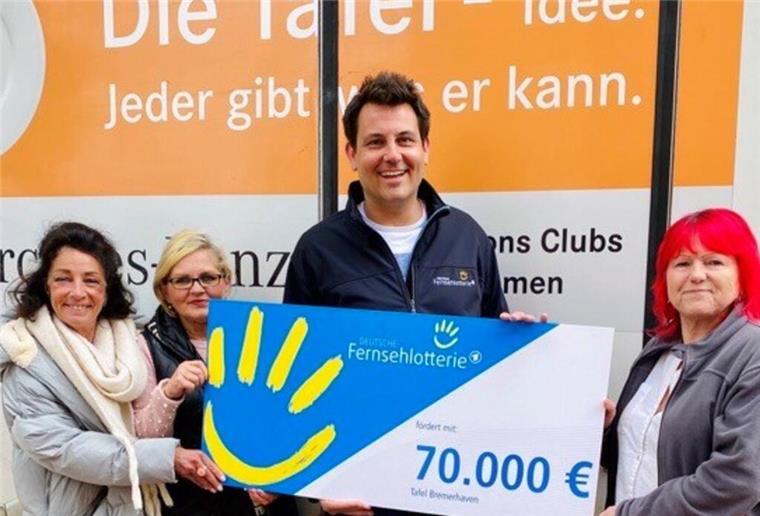 Regina Terzic (links) und Jan Spekker von der Deutschen Fernsehlotterie übergeben die Fördermittel an Gaby Treschok (2. v. l.) und Gudrun Jäger (rechts) von der Tafel Bremerhaven.