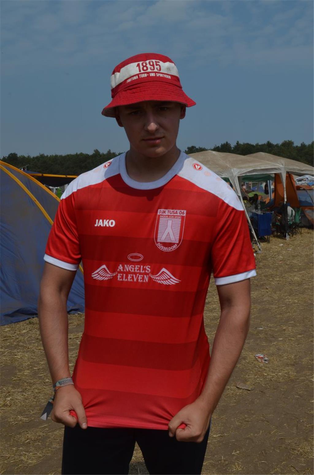 Regional-Patriotismus: Leon mit dem Trikot des DJK Tuja 06. Foto: Overschmidt
