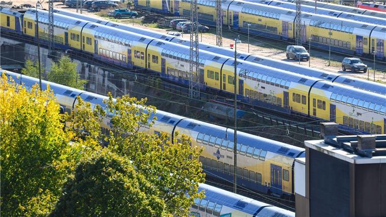 Lokführerstreik trifft erneut Reisende Regionalzüge des Anbieters Metronom stehen auf einer Abstellanlage.