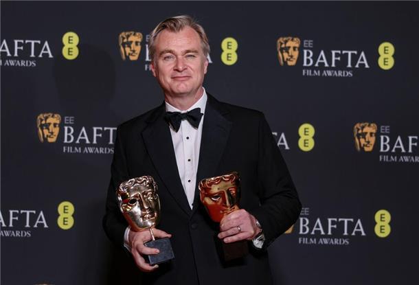 Baftas: „Oppenheimer“ räumt ab - Hüller geht leer aus Regisseur Christopher Nolan durfte sich über zwei Baftas für „Oppenheimer“ freuen.
