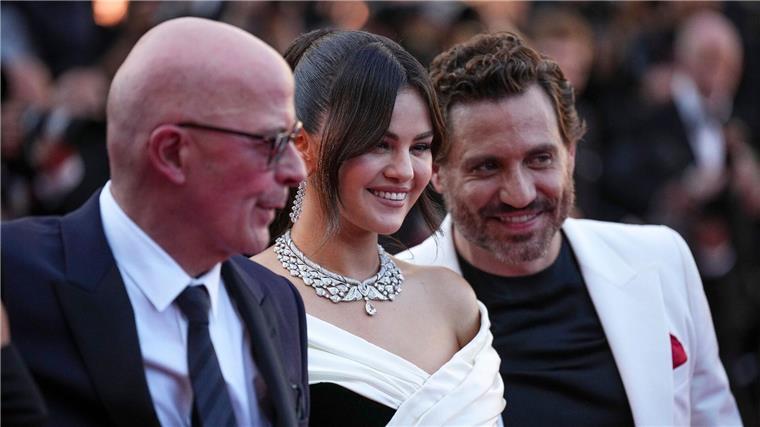 Selena Gomez: „Ich weiß nicht, ob ich sexy bin“ Regisseur Jacques Audiard (l-r) mit Selena Gomez und Edgar Ramirez in Cannes.