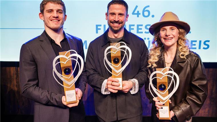 „Ungeduld des Herzens“ siegt bei Filmfestival Max Ophüls Regisseur Lauro Cress (M) hat für seinen Film „Ungeduld des Herzens“ den Hauptpreis gewonnen. Ladina von Frisching und Giulio Brizzi wurden als beste Nachwuchsdarsteller geehrt.