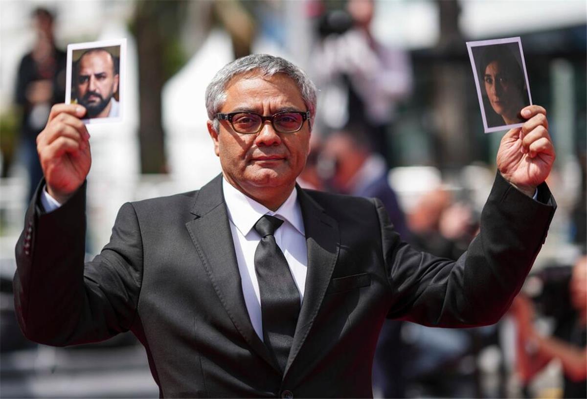Mohammad Rasoulof soll Oscar für Deutschland holen Regisseur Mohammad Rasoulof hielt beim Filmfestival in Cannes Fotos der Schauspieler seines Films hoch. (Archivbild)