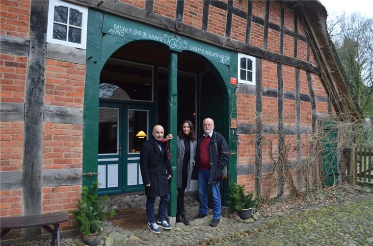Plattdeutsch-Film spielt in Bokels ältestem Haus Regisseur Sandro Giampieto, Schauspielerin Heidi Jürgens und Autor Günter Ihmels besichtigen den Drehort.