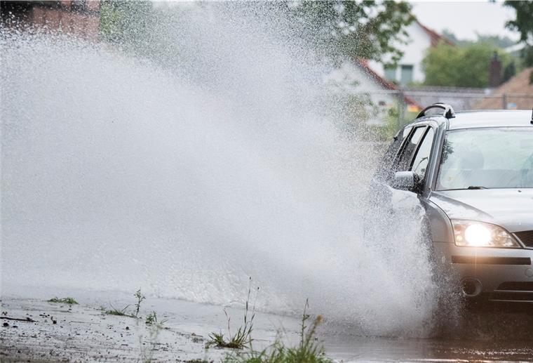 Loxstedt: Wohin mit den Wassermassen bei Starkregen? Regnet es in Loxstedt besonders stark, stehen auch im Gemeindegebiet – hier ein Symbolfoto – immer wieder Straßen und Grundstücke unter Wasser.