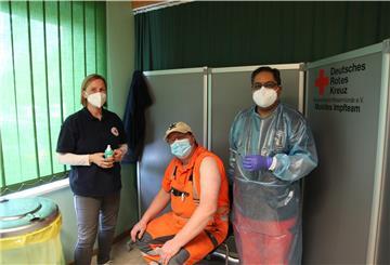 Reibungsloser Ablauf: In der Lunestedter Turnhalle wird derzeit ein Teil der Mitglieder der freiwilligen Feuerwehr im Landkreis Cuxhaven geimpft. DRK-Helferin Nicole Rönner und DRK-Impfarzt Ali Safaie verabreichen Feuerwehrmann Tim Färber das Vakzin. Foto Gehrke
