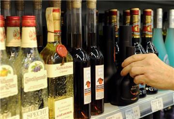 Reichlich durst scheint ein Ladendieb in Delmenhorst gehabt zu haben. Er versuchte, gleich 17 Flaschen Schnaps aus einem Supermarkt zu stehlen.