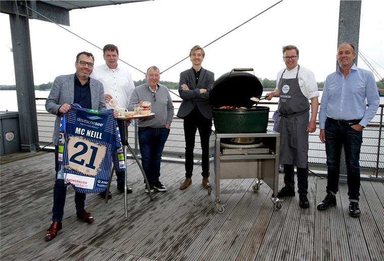 Reid McNeill (Mitte) wurde beim Pinguins-Sponsor Deutsche See vorgestellt.