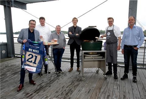 Reid McNeill (Mitte) wurde beim Pinguins-Sponsor Deutsche See vorgestellt.