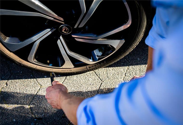 Dreister Diebstahl: Diebe montieren Reifen direkt vom geparkten Auto ab Reifen direkt vom parkenden Auto geklaut