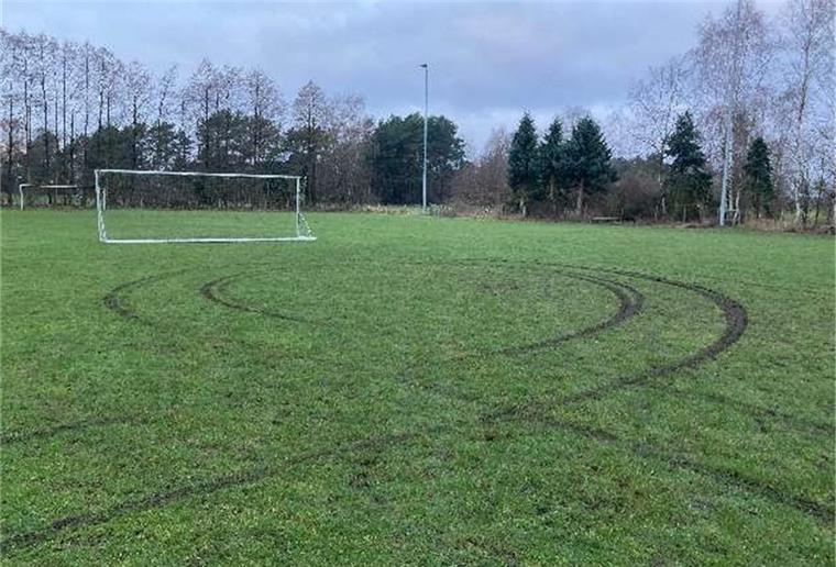 Kirchwalsede: Mit Auto Furchen auf Sportplatz gezogen Reifenspuren führen über den Sportplatz in Federlohmühlen bei Kirchwalsede.