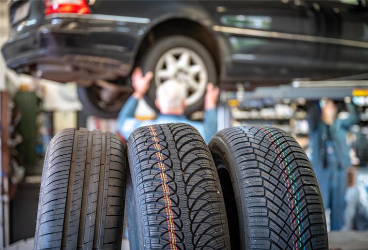 Ab Oktober wird‘s ernst: Winterreifen-Pflicht bringt Strafe bei Verstoß Katharina Hopp wechselt unter Anleitung von Jörg von Pape im Autohaus Lepper einen Autoreifen.