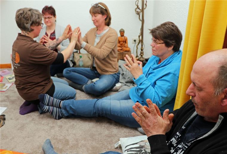 Hunde-Heilung durch Handauflegen? VHS Zeven schult Tierhalter Reiki hat immer etwas mit Energie zu tun: Bei dieser Übung sollen die Teilnehmer ihre Energie spüren.