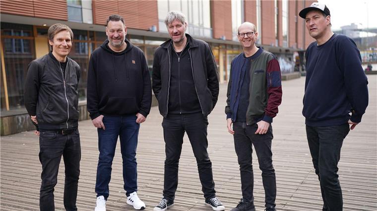 Kettcar auf Platz eins der Album-Charts Reimer Bustorff (r-l, Bass), Erik Langer (Gitarre), Marcus Wiebusch (Sänger und Gitarrist), Lars Wiebusch (Keyboard) und Christian Hake (Schlagzeug) sidn Kettcar.