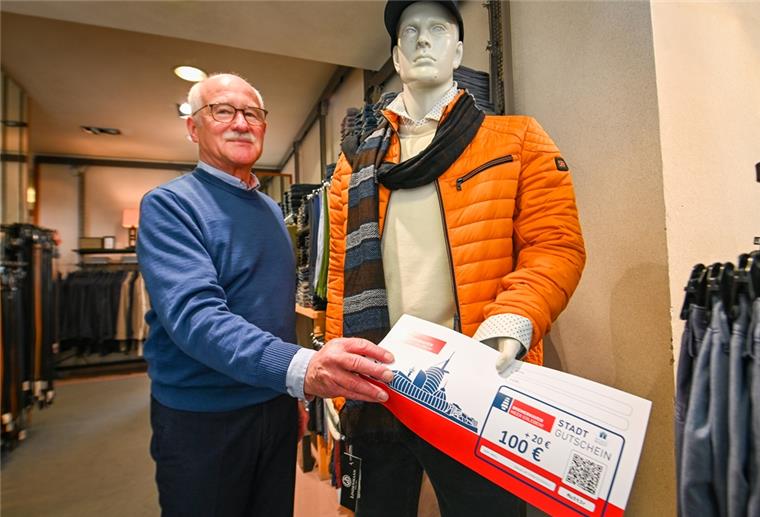 Stadtgutschein: Schon 180.000 Euro im Umlauf Rein ins Shoppingvergnügen. Auch beim Herrenausstatter Claus von der Heide kann man den Stadtgutschein einlösen.