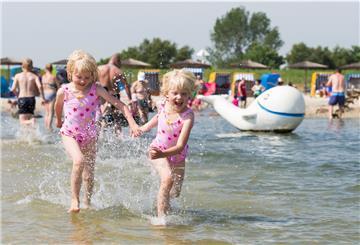 Rein ins Vergnügen. Die meisten Strände, und auch die Nordseelagune in Burhave, laden mit guter Wasserqualität dazu ein.