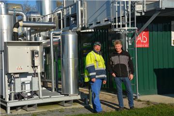 Reiner von Kampen (rechts) und sein Mitarbeiter Jens Wrede halten die Anlage in Ringstedt am Laufen.