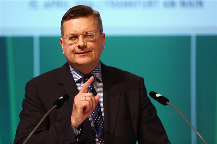 Reinhard Grindel ist neuer DFB-Präsident Reinhard Grindel ist am Freitag zum neuen DFB-Präsidenten gewählt worden. Foto Grimm/dpa