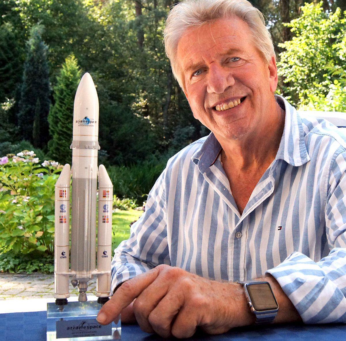 Ahausen: "Raketenmann" verwirklicht Lebenstraum Reinhardt Hildebrandt zeigt ein Modell der erfolgreichen Ariane. Über 230 erfolgreiche Starts hat der Ahausener erlebt und daran verantwortlich mitgewirkt.