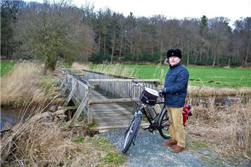 Reinhardt Schnake und viele andere Bürger ärgern sich darüber, dass die Brücke über dem Scheidebach gesperrt wurden.