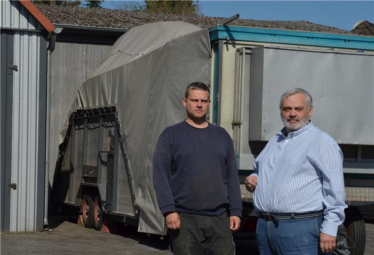Zeven: Schausteller fürchten Jahr ohne Volksfeste Reinhold (rechts) und Christian Müller vor einem verstauten Kinderkarussell: Die brufliche Existenz der beiden Schausteller ist bedroht.