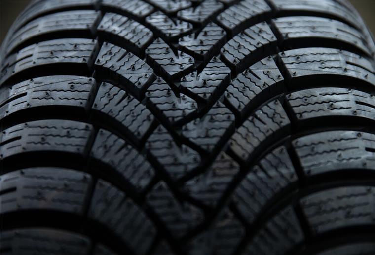 Strenge Reifen-Regel gilt ab Mitte April: Hier drohen hohe Strafen wegen Winterreifen Ein Reifen aus der Nahaufnahme. Ab dem 15. April 2025 wird's ernst – wer dann noch in Italien mit Winterreifen unterwegs ist, riskiert saftige Bußgelder.