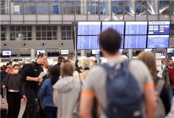 Zahlreiche Reisende stehen am Morgen in einer Schlange im Terminal 1 an, die zur Sicherheitskontrolle am Hamburger Flughafen führt.