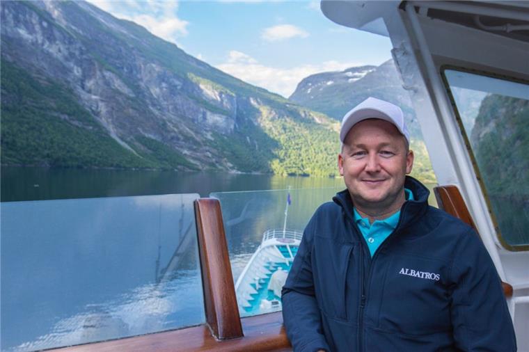 Reiseleiter Bernd  startet mit der "Amera" ab Bremerhaven auf die erste Reise des Kreuzfahrtschiffes.