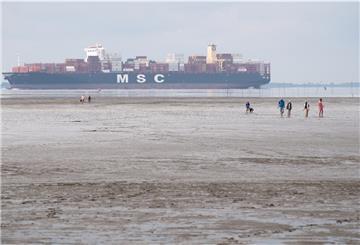Ein Containerschiff.