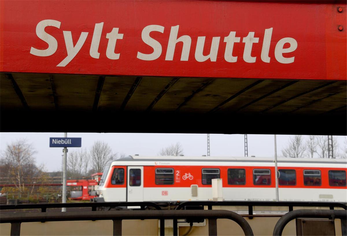 Weichenstörung sorgt für Verzögerungen bei Zügen nach Sylt Ein Wagen des Autozuges Syltshuttle und ein Nahverkehrszug sind zu sehen.