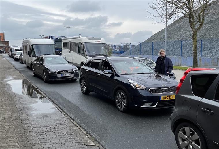 Bombe im Gepäck? Abfahrt der Norwegen-Fähre in Cuxhaven verzögert sich Reisende mussten heute viel Geduld mitbringen.
