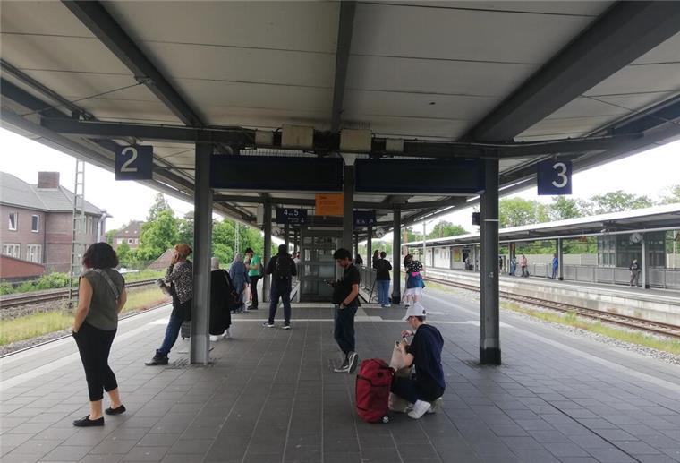 Schon seit Monaten: Anzeigetafeln am Gleis des Hauptbahnhofs defekt Gleis 2 und 3 am Hauptbahnhof Bremerhaven