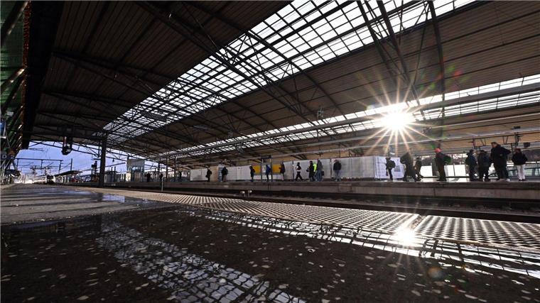 Ausstand bei der Bahn löst Debatte um Streikrecht aus Reisende warten auf einen Zug im Hauptbahnhof.