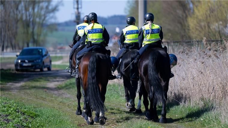 Reiter der Pferdestaffel der Bundespolizei Berlin sichern kurz vor der Ankunft eines Zuges mit Castor-Behältern Bahngleise ab.