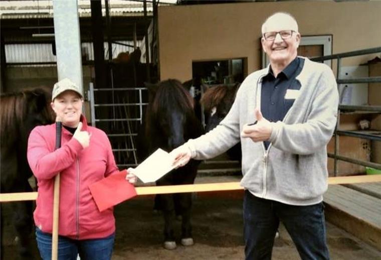 Hilfe aus Butjadingen für Reiterhof in Hochwasser-Region Reiterhof-Besitzerin Judith Hoex nahm den 1000-Euro-Scheck von Friesentag-Mitorganisator Reinhard Evers entgegen.