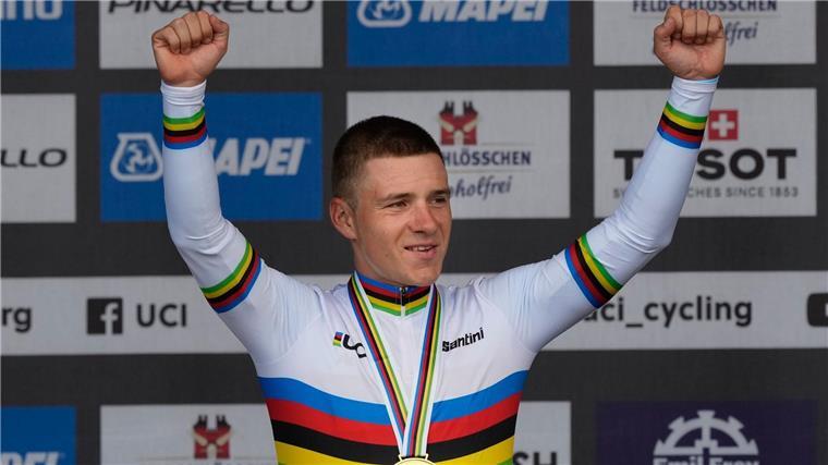 Spielsüchtiger Postmann: Olympiasieger Evenepoel beklaut Remco Evenepoel jubelt über WM-Gold im Einzelzeitfahren.