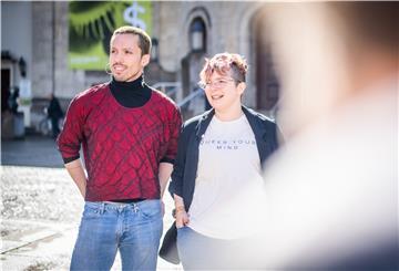 Renan Carvalho (26, links) und Sydney Mikosch (34) arbeiten beide am Bremerhavener Stadttheater. Viele Kollegen wissen, dass die beiden nicht binär sind.