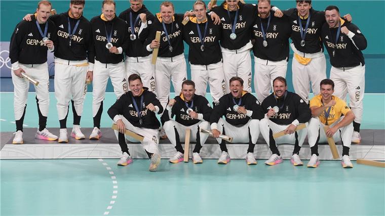 Falscher Dresscode: Handballer Uscins mit T-Shirt-Panne Renars Uscins kommt als einziger im T-Shirt zur Medaillenübergabe.