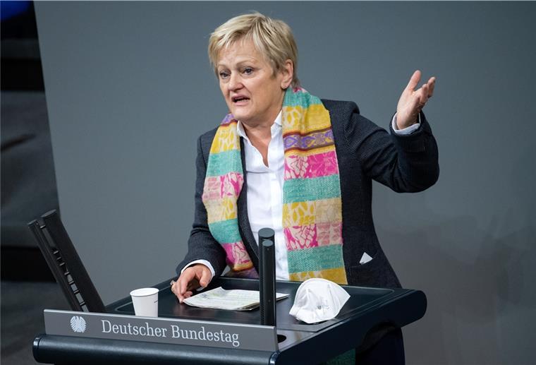 Hasskommentare: Künast mit Verfassungsklage erfolgreich Renate Künast (Bündnis 90/Die Grünen) spricht bei der Plenarsitzung im Deutschen Bundestag.