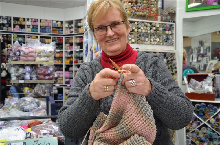 Stricken: Mit der richtigen Masche zum Lebenstraum Renate Raehse genießt in ihrem Laden Filati vor allem die täglichen Strickrunden mit ihren Kunden. Vor 25 Jahren hat sie das Geschäft in der Schillerstraße übernommen.