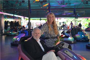 Renate und Jürgen Rücker schauen auch heute noch regelmäßig beim Top-In-Autoscooter vorbei. In diesem Fahrgeschäft hat sich das Ehepaar 1964 kennengelernt.