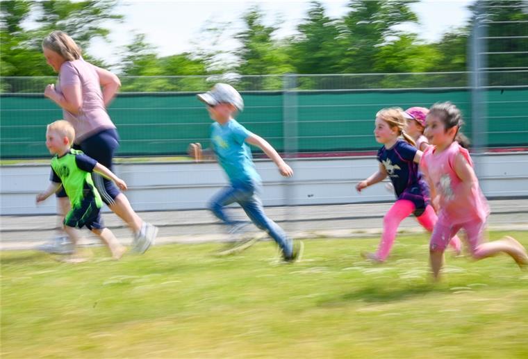 Bremerhaven: Sportvereine starten durch Rennen steht auch auf dem Programm beim Eltern-Kind-Turnen.