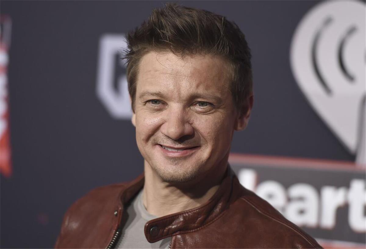 Renner postet Foto im Klinikbett - Polizei: "tragischer Unfall" Der US-Schauspieler Jeremy Renner kommt am in Inglewood, Kalifornien, zur Verleihung der «iHeartRadio» Music Awards.