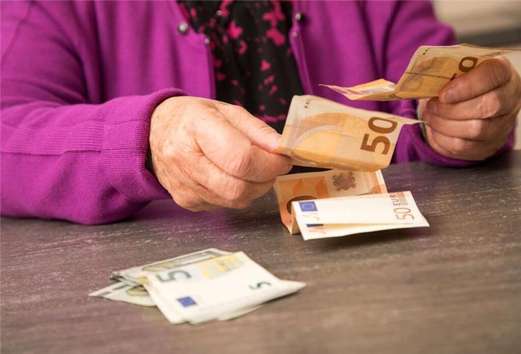 Rentenerhöhung 2025: Für wen sich das Plus lohnt – und für wen nicht
Hände und Geldscheine