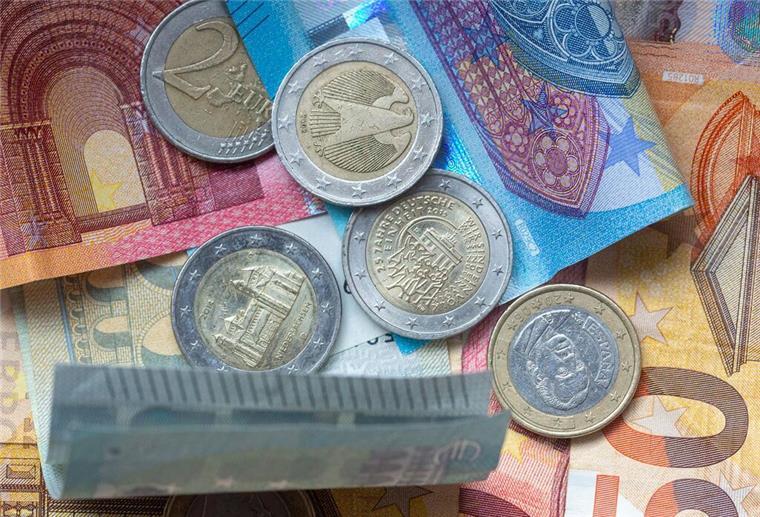 Gerichtsurteil sorgt für Wirbel: Millionen Menschen drohen plötzlich Nachzahlungen! Euro-Münzen und Banknoten liegen aufeinander. Ein neues Urteil zur Witwenrente sorgt dafür, dass Tausende Deutsche viel Geld nachzahlen müssen.