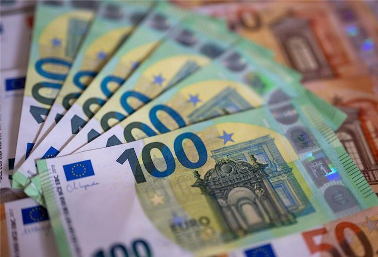 Achtung! Nicht nur Rentner können sich im Juli über mehr Geld freuen GEldscheine