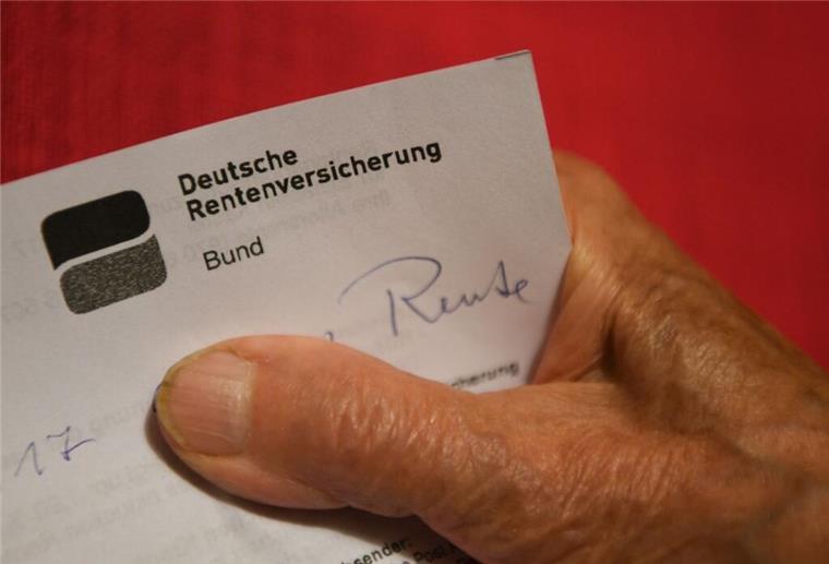 Fehler im Rentenbescheid: So könnt ihr dagegen vorgehen Eine ältere Frau hält ihren Rentenbescheid in der Hand.