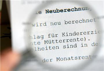 Auf einem Rentenbescheid steht das Wort Mütterrente.