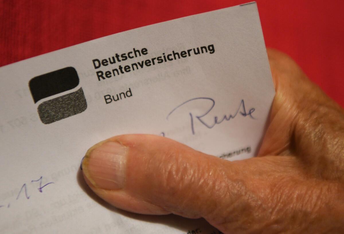 Eine Hand hält einen Brief der Deutschen Rentenversicherung. Rentner aufgepasst: Ein Antrag für Rentenzuschuss kann Hunderte Euro jährlich sparen.